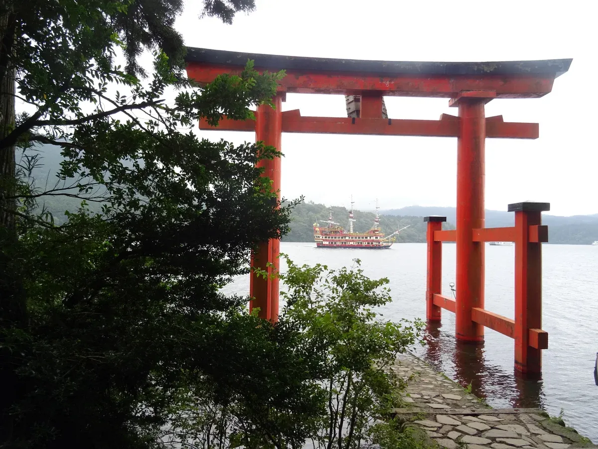 Pirate-style sightseeing ship on Lake Ashi behind the Hakone Shrine torii on a Mt Fuji and Kamakura day tour from Tokyo