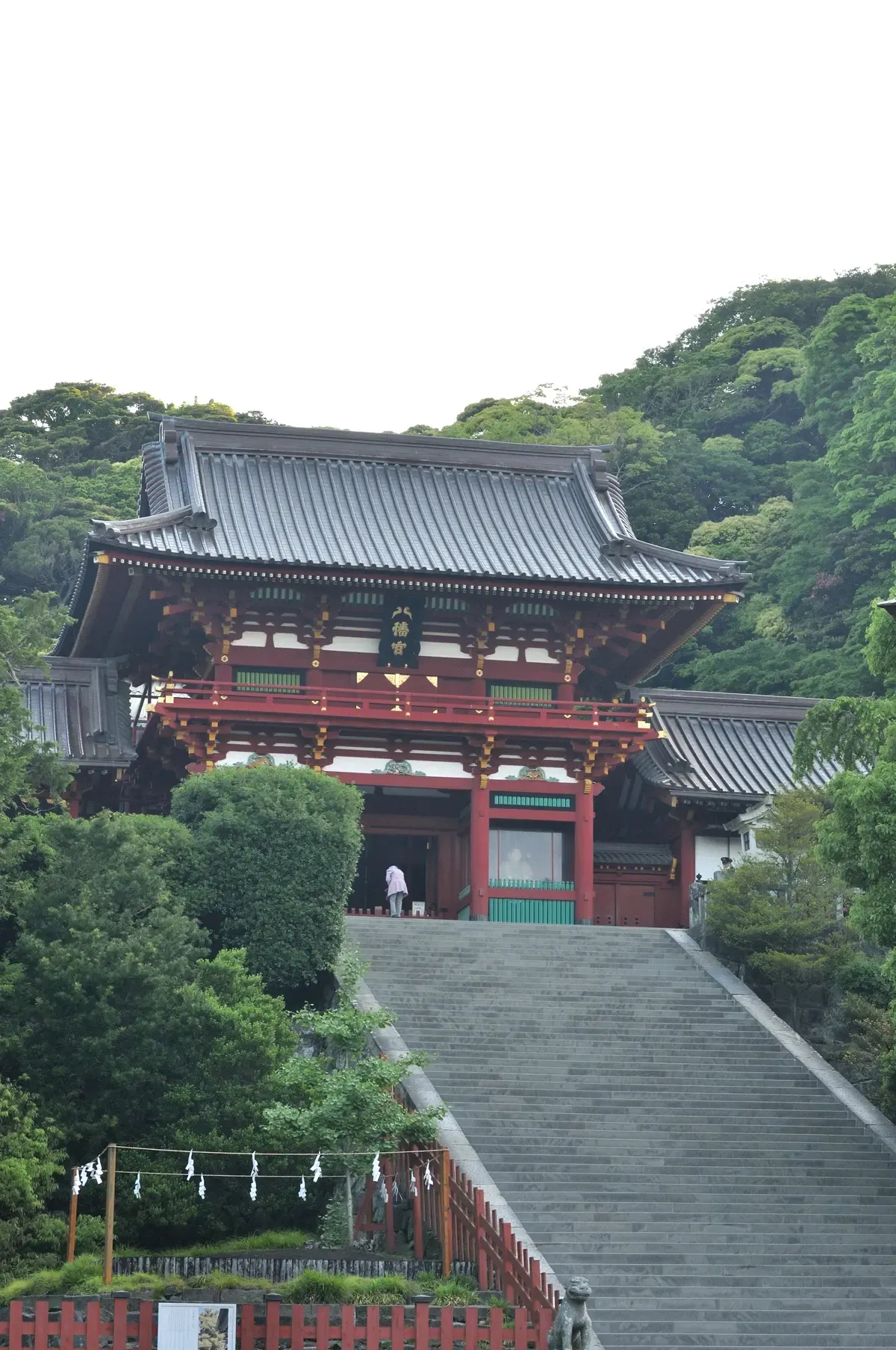 Main gate of Tsurugaoka Hachimangu shrine in Kamakura on a Kamakura and Enoshima day trip from Tokyo